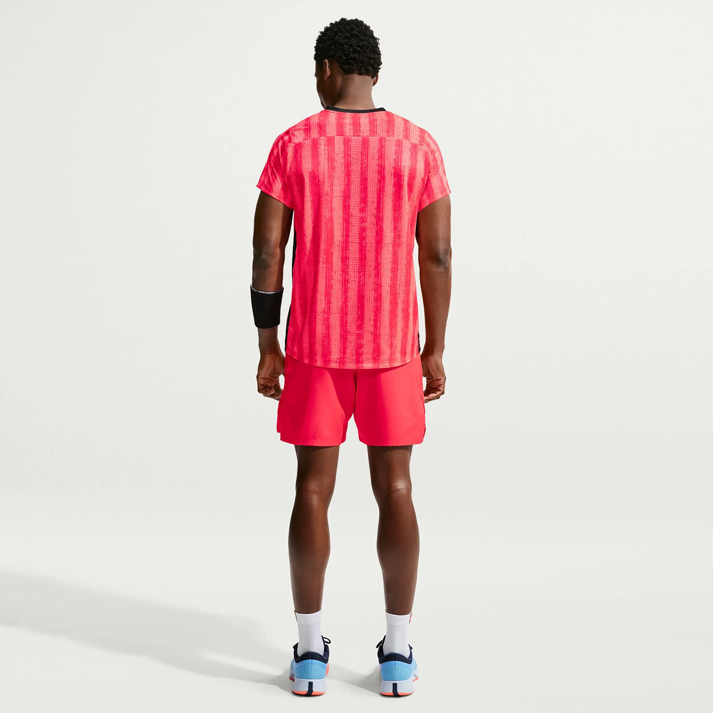 Court Victory Dri-Fit 7in Shorts Hombres - rojo, negro - Image 2
